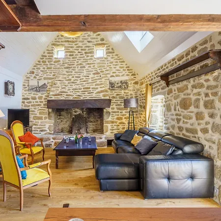 La Chaumiere De Quelarn By Interhome